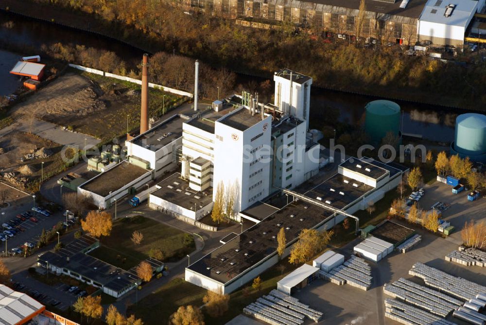 Berlin from the bird's eye view: Blick auf die Produktionsstätte der DEK am Teltowkanal in Berlin-Neukölln. Seit der Firmengründung im Jahre 1969 stellt die DEK-Berlin Löslichen Kaffee in allen Angebotsvarianten her. Kontakt: DEK Deutsche Kaffee Extrakt GmbH, Cafeastr. 1, 12347 Berlin, Tel.: 030/60097-0, E-Mail: info@dek-berlin.de,