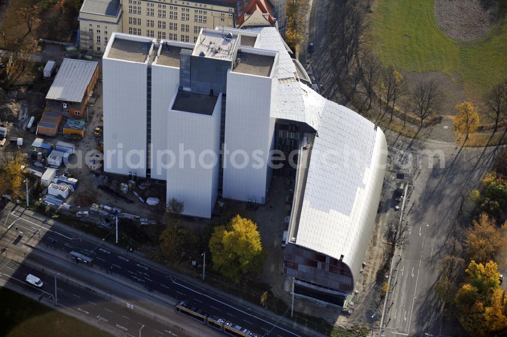 Aerial image Leipzig - Blick auf den Standort der Deutschen Nationalbibliothek in Leipzig, mit dem Bücherturm und dem vierten Erweiterungsbau. Die Bibliothek in Leipzig wurde 1912 als Deutsche Bücherei gegründet und mit der Wiedervereinigung Deutschlands 1989 mit der Deutschen Bibliothek in Frankfurt am Main zusammengeschlossen Im Jahr 2006 erfolgte die Umbenennung in die Deutsche Nationalbibliothek, die heute Standorte in Leipzig, Frankfurt am Main und Berlin hat und unter an derem das Deutsche Musikarchiv beherbergt. Der Erweiterungsbau in Leipzig wurde 2010 eröffnet. View to an location of the German National Library in Leipzig.