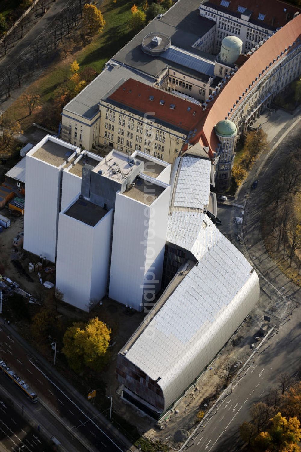 Aerial photograph Leipzig - Blick auf den Standort der Deutschen Nationalbibliothek in Leipzig, mit dem Bücherturm und dem vierten Erweiterungsbau. Die Bibliothek in Leipzig wurde 1912 als Deutsche Bücherei gegründet und mit der Wiedervereinigung Deutschlands 1989 mit der Deutschen Bibliothek in Frankfurt am Main zusammengeschlossen Im Jahr 2006 erfolgte die Umbenennung in die Deutsche Nationalbibliothek, die heute Standorte in Leipzig, Frankfurt am Main und Berlin hat und unter an derem das Deutsche Musikarchiv beherbergt. Der Erweiterungsbau in Leipzig wurde 2010 eröffnet. View to an location of the German National Library in Leipzig.