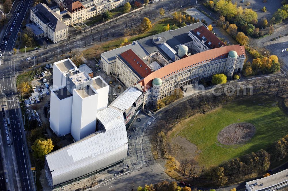 Leipzig from above - Blick auf den Standort der Deutschen Nationalbibliothek in Leipzig, mit dem Bücherturm und dem vierten Erweiterungsbau. Die Bibliothek in Leipzig wurde 1912 als Deutsche Bücherei gegründet und mit der Wiedervereinigung Deutschlands 1989 mit der Deutschen Bibliothek in Frankfurt am Main zusammengeschlossen Im Jahr 2006 erfolgte die Umbenennung in die Deutsche Nationalbibliothek, die heute Standorte in Leipzig, Frankfurt am Main und Berlin hat und unter an derem das Deutsche Musikarchiv beherbergt. Der Erweiterungsbau in Leipzig wurde 2010 eröffnet. View to an location of the German National Library in Leipzig.