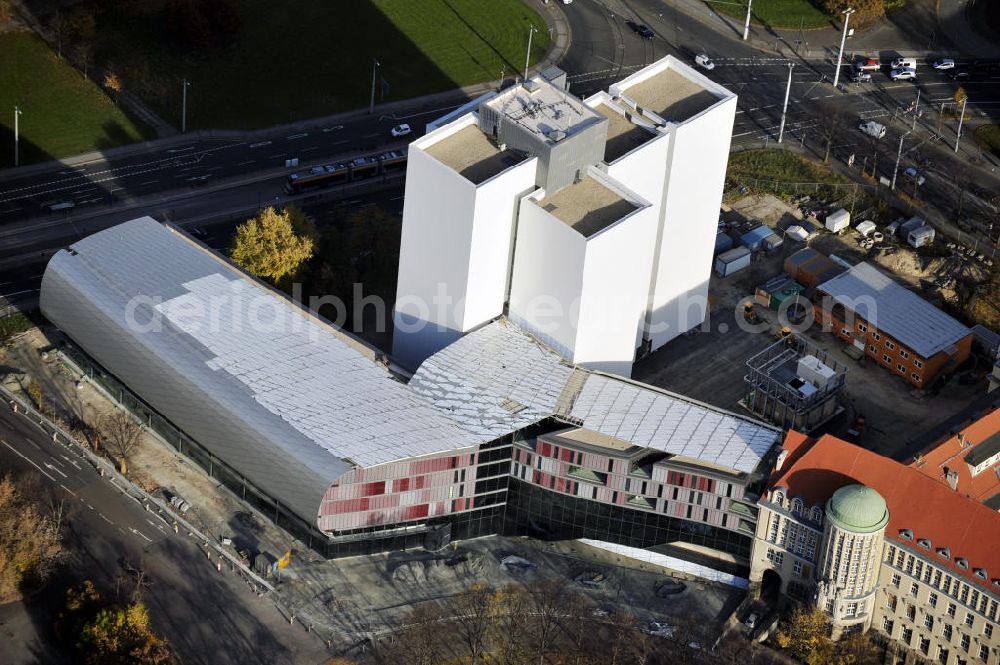 Aerial photograph Leipzig - Blick auf den Standort der Deutschen Nationalbibliothek in Leipzig, mit dem Bücherturm und dem vierten Erweiterungsbau. Die Bibliothek in Leipzig wurde 1912 als Deutsche Bücherei gegründet und mit der Wiedervereinigung Deutschlands 1989 mit der Deutschen Bibliothek in Frankfurt am Main zusammengeschlossen Im Jahr 2006 erfolgte die Umbenennung in die Deutsche Nationalbibliothek, die heute Standorte in Leipzig, Frankfurt am Main und Berlin hat und unter an derem das Deutsche Musikarchiv beherbergt. Der Erweiterungsbau in Leipzig wurde 2010 eröffnet. View to an location of the German National Library in Leipzig.