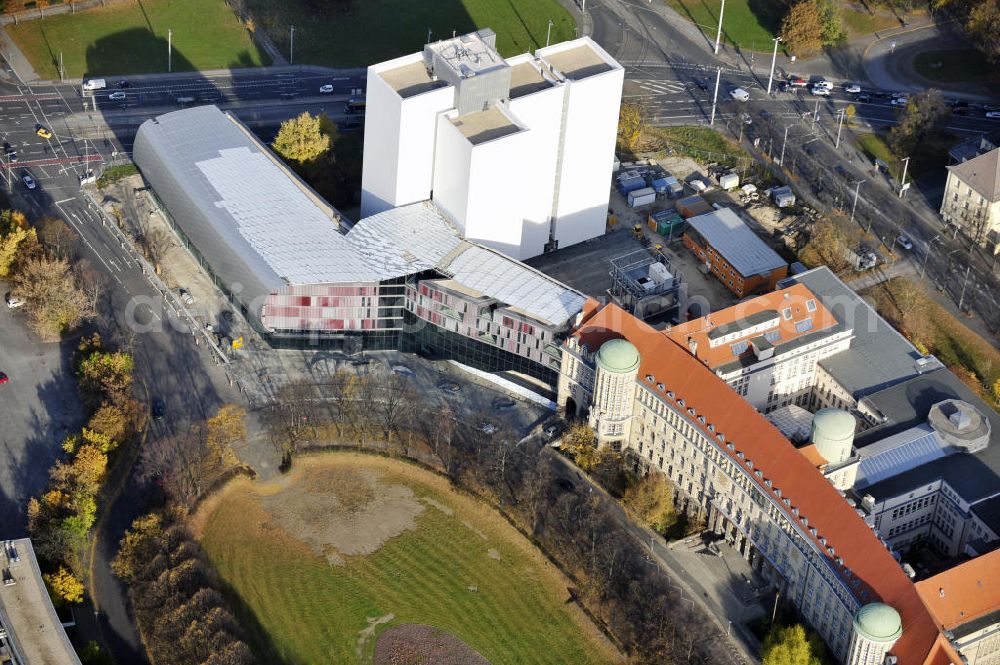 Leipzig from above - Blick auf den Standort der Deutschen Nationalbibliothek in Leipzig, mit dem Bücherturm und dem vierten Erweiterungsbau. Die Bibliothek in Leipzig wurde 1912 als Deutsche Bücherei gegründet und mit der Wiedervereinigung Deutschlands 1989 mit der Deutschen Bibliothek in Frankfurt am Main zusammengeschlossen Im Jahr 2006 erfolgte die Umbenennung in die Deutsche Nationalbibliothek, die heute Standorte in Leipzig, Frankfurt am Main und Berlin hat und unter an derem das Deutsche Musikarchiv beherbergt. Der Erweiterungsbau in Leipzig wurde 2010 eröffnet. View to an location of the German National Library in Leipzig.