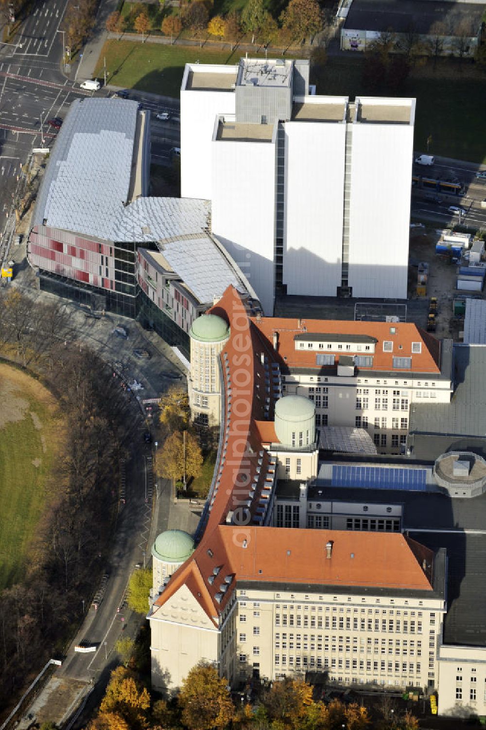 Leipzig from the bird's eye view: Blick auf den Standort der Deutschen Nationalbibliothek in Leipzig, mit dem Bücherturm und dem vierten Erweiterungsbau. Die Bibliothek in Leipzig wurde 1912 als Deutsche Bücherei gegründet und mit der Wiedervereinigung Deutschlands 1989 mit der Deutschen Bibliothek in Frankfurt am Main zusammengeschlossen Im Jahr 2006 erfolgte die Umbenennung in die Deutsche Nationalbibliothek, die heute Standorte in Leipzig, Frankfurt am Main und Berlin hat und unter an derem das Deutsche Musikarchiv beherbergt. Der Erweiterungsbau in Leipzig wurde 2010 eröffnet. View to an location of the German National Library in Leipzig.