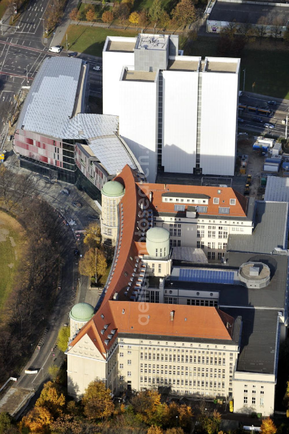 Aerial image Leipzig - Blick auf den Standort der Deutschen Nationalbibliothek in Leipzig, mit dem Bücherturm und dem vierten Erweiterungsbau. Die Bibliothek in Leipzig wurde 1912 als Deutsche Bücherei gegründet und mit der Wiedervereinigung Deutschlands 1989 mit der Deutschen Bibliothek in Frankfurt am Main zusammengeschlossen Im Jahr 2006 erfolgte die Umbenennung in die Deutsche Nationalbibliothek, die heute Standorte in Leipzig, Frankfurt am Main und Berlin hat und unter an derem das Deutsche Musikarchiv beherbergt. Der Erweiterungsbau in Leipzig wurde 2010 eröffnet. View to an location of the German National Library in Leipzig.