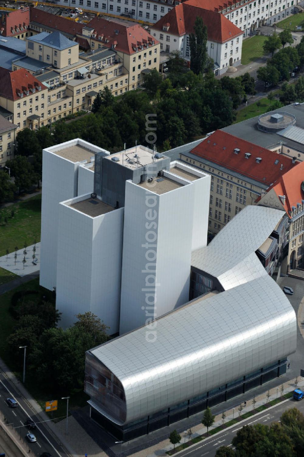 Leipzig from above - Blick auf den Standort der Deutschen Nationalbibliothek in Leipzig, mit dem Bücherturm und dem vierten Erweiterungsbau. Die Bibliothek in Leipzig wurde 1912 als Deutsche Bücherei gegründet und mit der Wiedervereinigung Deutschlands 1989 mit der Deutschen Bibliothek in Frankfurt am Main zusammengeschlossen Im Jahr 2006 erfolgte die Umbenennung in die Deutsche Nationalbibliothek, die heute Standorte in Leipzig, Frankfurt am Main und Berlin hat und unter an derem das Deutsche Musikarchiv beherbergt. Der Erweiterungsbau in Leipzig wurde 2010 eröffnet. View to an location of the German National Library in Leipzig.