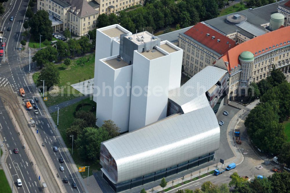 Leipzig from the bird's eye view: Blick auf den Standort der Deutschen Nationalbibliothek in Leipzig, mit dem Bücherturm und dem vierten Erweiterungsbau. Die Bibliothek in Leipzig wurde 1912 als Deutsche Bücherei gegründet und mit der Wiedervereinigung Deutschlands 1989 mit der Deutschen Bibliothek in Frankfurt am Main zusammengeschlossen Im Jahr 2006 erfolgte die Umbenennung in die Deutsche Nationalbibliothek, die heute Standorte in Leipzig, Frankfurt am Main und Berlin hat und unter an derem das Deutsche Musikarchiv beherbergt. Der Erweiterungsbau in Leipzig wurde 2010 eröffnet. View to an location of the German National Library in Leipzig.