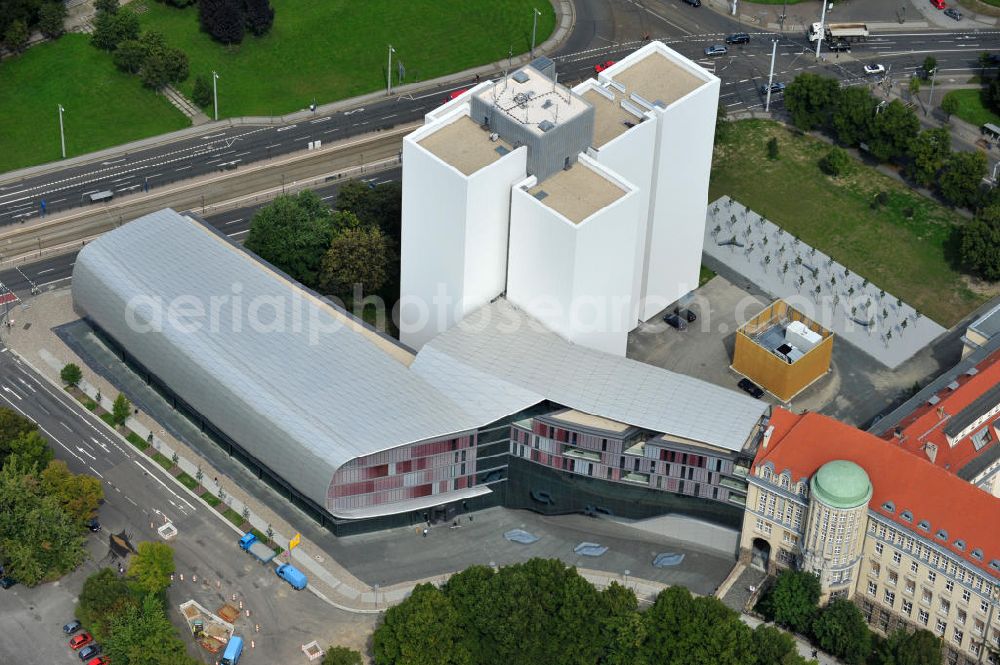 Leipzig from above - Blick auf den Standort der Deutschen Nationalbibliothek in Leipzig, mit dem Bücherturm und dem vierten Erweiterungsbau. Die Bibliothek in Leipzig wurde 1912 als Deutsche Bücherei gegründet und mit der Wiedervereinigung Deutschlands 1989 mit der Deutschen Bibliothek in Frankfurt am Main zusammengeschlossen Im Jahr 2006 erfolgte die Umbenennung in die Deutsche Nationalbibliothek, die heute Standorte in Leipzig, Frankfurt am Main und Berlin hat und unter an derem das Deutsche Musikarchiv beherbergt. Der Erweiterungsbau in Leipzig wurde 2010 eröffnet. View to an location of the German National Library in Leipzig.