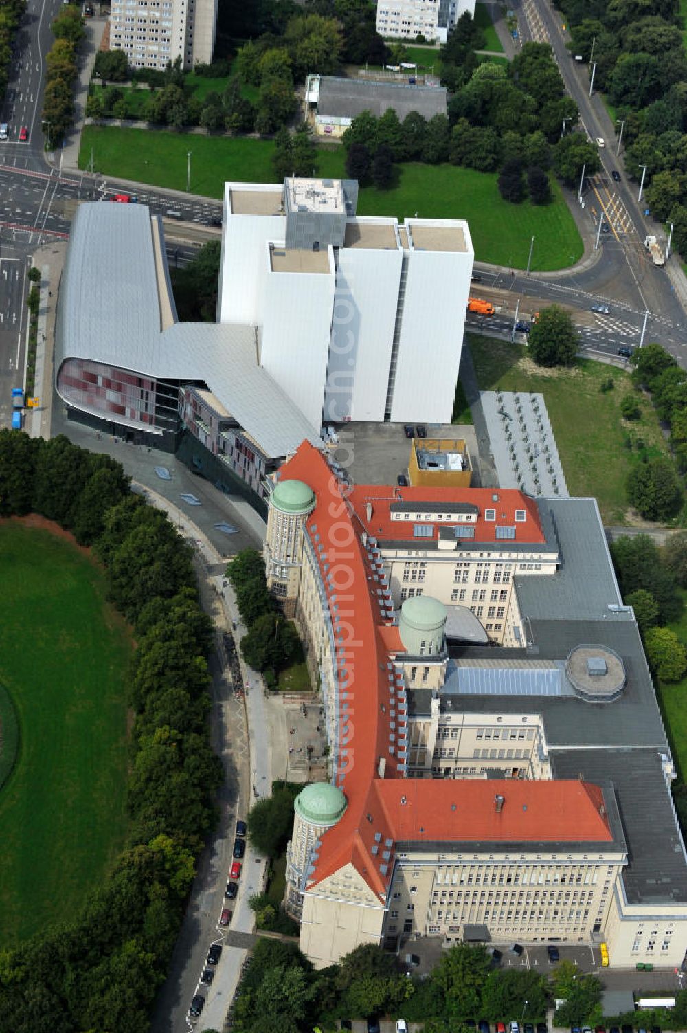 Leipzig from above - Blick auf den Standort der Deutschen Nationalbibliothek in Leipzig, mit dem Bücherturm und dem vierten Erweiterungsbau. Die Bibliothek in Leipzig wurde 1912 als Deutsche Bücherei gegründet und mit der Wiedervereinigung Deutschlands 1989 mit der Deutschen Bibliothek in Frankfurt am Main zusammengeschlossen Im Jahr 2006 erfolgte die Umbenennung in die Deutsche Nationalbibliothek, die heute Standorte in Leipzig, Frankfurt am Main und Berlin hat und unter an derem das Deutsche Musikarchiv beherbergt. Der Erweiterungsbau in Leipzig wurde 2010 eröffnet. View to an location of the German National Library in Leipzig.