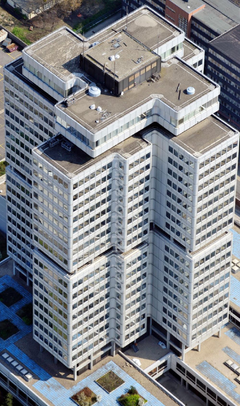 Berlin from above - Bürogebäude der DRV Deutschen Rentenversicherung Bund am Hohenzollerndamm 47 in Berlin-Wilmersdorf. Office building of the German Federal Pension Fund at the street Hohenzollerndamm in the Berlin district Wilmersdorf.