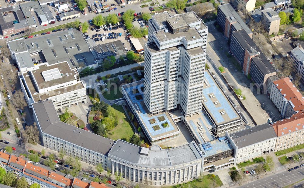 Berlin from the bird's eye view: Bürogebäude der DRV Deutschen Rentenversicherung Bund am Hohenzollerndamm 47 in Berlin-Wilmersdorf. Office building of the German Federal Pension Fund at the street Hohenzollerndamm in the Berlin district Wilmersdorf.