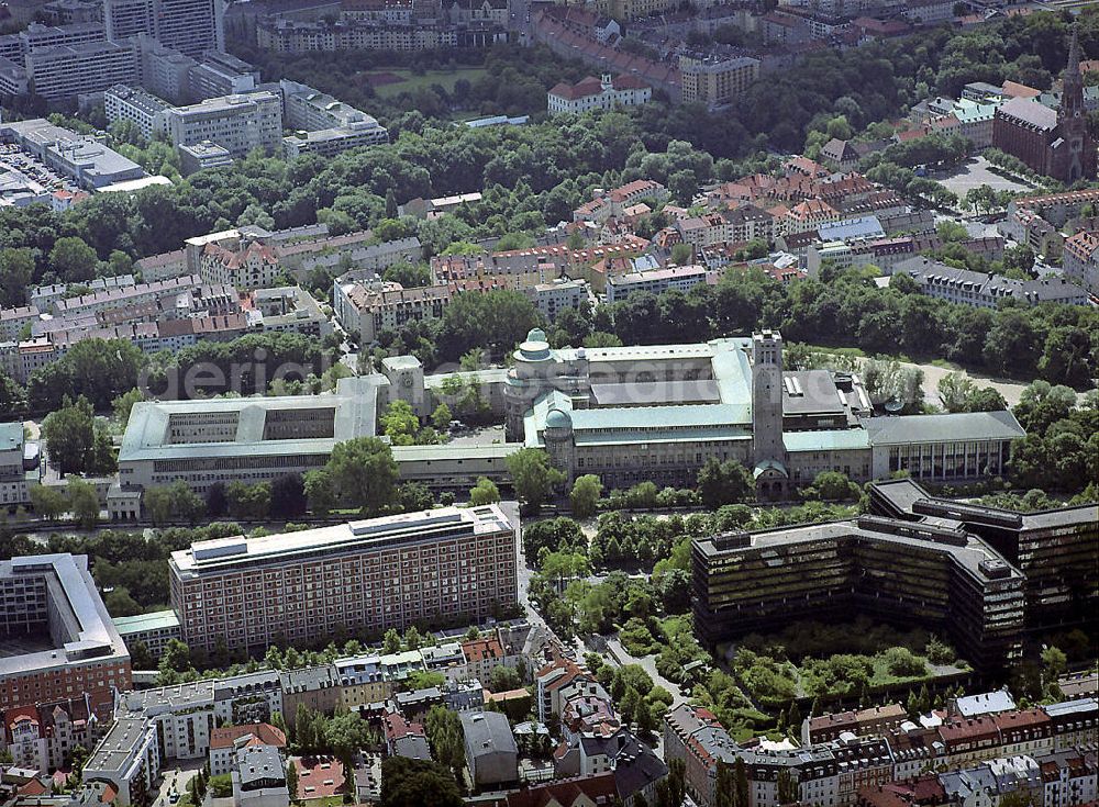 München from the bird's eye view: Das Deutsche Museum in München. Erbaut wurde die Anlage von 1906 bis 1925. Die beiden modernen Gebäude im Vordergrund beherbergen das Deutsche Patent- und Markenamt (links) und das European Patent Office. The Deutsches Museum in Munich.