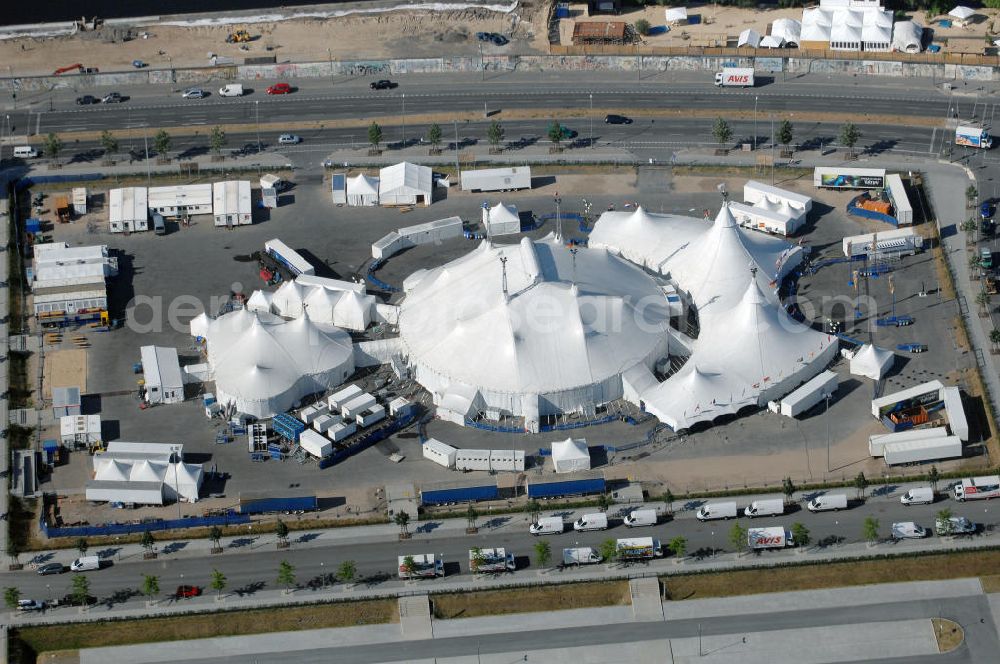 Aerial photograph Berlin - Das Grand Chapiteau am Ostbahnhof in Berlin, welches mit der der Show Varekai des Cirque du Soleil bis zum 13. Juli 2008 in Berlin zu sehen.