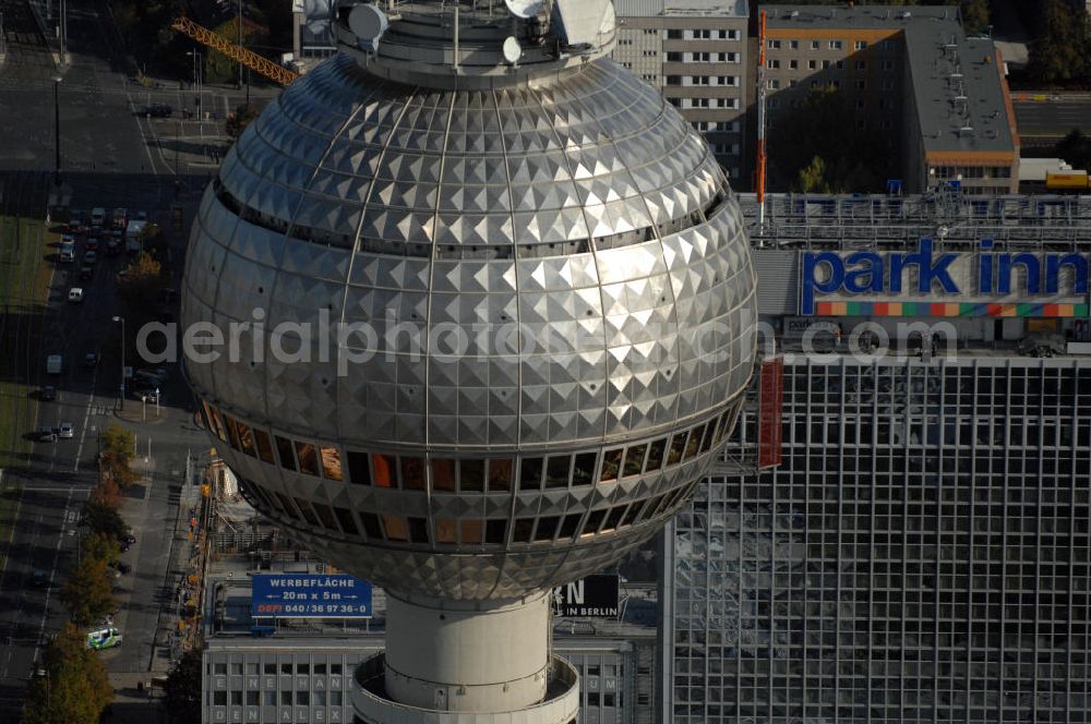 Aerial photograph Berlin - Deutschlands höchstes Bauwerk ist 40 - Berliner Fernsehturm - Blick auf die Fernsehturmkugel im Zentrum der deutschen Hauptstadt. Der Berliner Fernsehturm ist mit 368 Meter das höchste Bauwerk Deutschlands und das vierthöchste nicht abgespannte Bauwerk Europas. Er wurde im historischen Zentrum Berlins im Ortsteil Mitte (Bezirk Mitte) direkt neben der mittelalterlichen Marienkirche in Nachbarschaft zum Roten Rathaus und unmittelbar westlich des Alexanderplatzes errichtet. Betreiber und Eigentümer der Anlage ist die Deutsche Funkturm GmbH (DFMG), ein Tochterunternehmen der Deutschen Telekom AG.