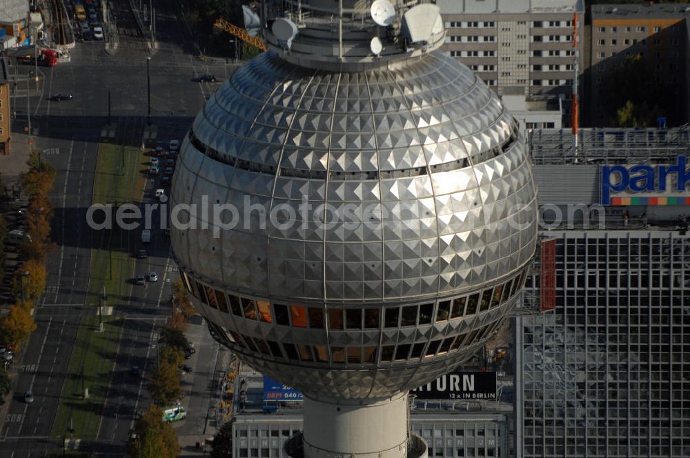 Berlin from above - Deutschlands höchstes Bauwerk ist 40 - Berliner Fernsehturm - Blick auf die Fernsehturmkugel im Zentrum der deutschen Hauptstadt. Der Berliner Fernsehturm ist mit 368 Meter das höchste Bauwerk Deutschlands und das vierthöchste nicht abgespannte Bauwerk Europas. Er wurde im historischen Zentrum Berlins im Ortsteil Mitte (Bezirk Mitte) direkt neben der mittelalterlichen Marienkirche in Nachbarschaft zum Roten Rathaus und unmittelbar westlich des Alexanderplatzes errichtet. Betreiber und Eigentümer der Anlage ist die Deutsche Funkturm GmbH (DFMG), ein Tochterunternehmen der Deutschen Telekom AG.