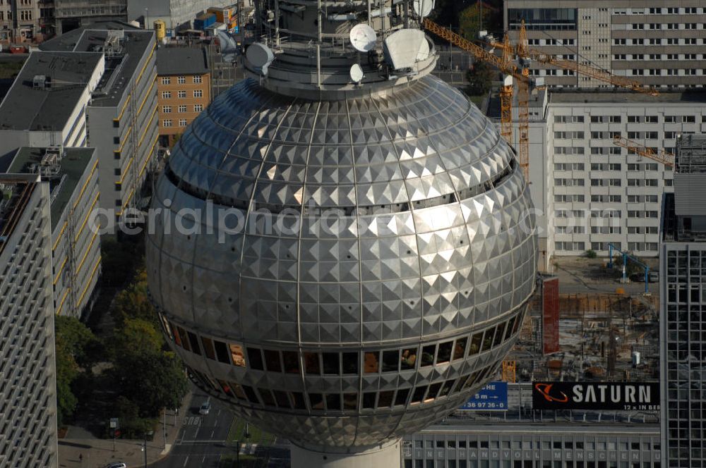 Aerial image Berlin - Deutschlands höchstes Bauwerk ist 40 - Berliner Fernsehturm - Blick auf die Fernsehturmkugel im Zentrum der deutschen Hauptstadt. Der Berliner Fernsehturm ist mit 368 Meter das höchste Bauwerk Deutschlands und das vierthöchste nicht abgespannte Bauwerk Europas. Er wurde im historischen Zentrum Berlins im Ortsteil Mitte (Bezirk Mitte) direkt neben der mittelalterlichen Marienkirche in Nachbarschaft zum Roten Rathaus und unmittelbar westlich des Alexanderplatzes errichtet. Betreiber und Eigentümer der Anlage ist die Deutsche Funkturm GmbH (DFMG), ein Tochterunternehmen der Deutschen Telekom AG.