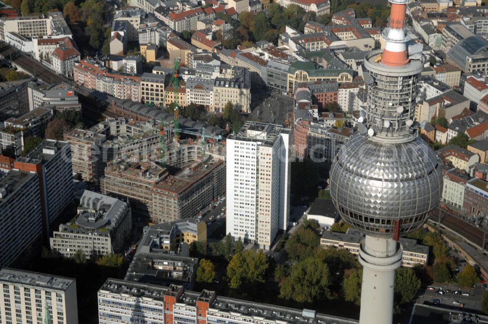 Berlin from above - Deutschlands höchstes Bauwerk ist 40 - Berliner Fernsehturm - Blick auf die Fernsehturmkugel im Zentrum der deutschen Hauptstadt. Der Berliner Fernsehturm ist mit 368 Meter das höchste Bauwerk Deutschlands und das vierthöchste nicht abgespannte Bauwerk Europas. Er wurde im historischen Zentrum Berlins im Ortsteil Mitte (Bezirk Mitte) direkt neben der mittelalterlichen Marienkirche in Nachbarschaft zum Roten Rathaus und unmittelbar westlich des Alexanderplatzes errichtet. Betreiber und Eigentümer der Anlage ist die Deutsche Funkturm GmbH (DFMG), ein Tochterunternehmen der Deutschen Telekom AG.