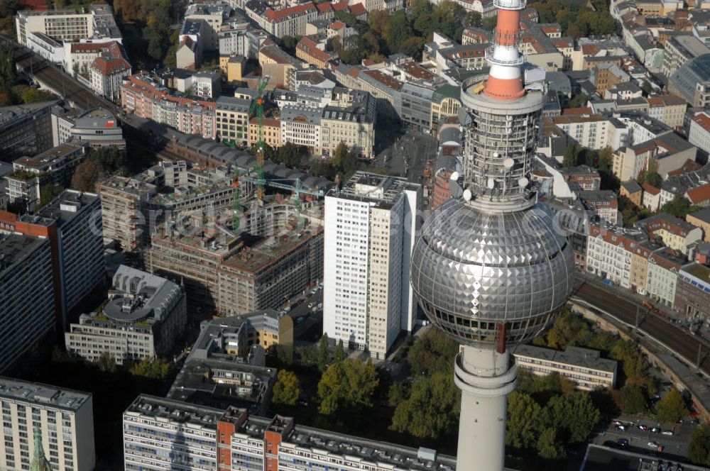 Berlin from the bird's eye view: Deutschlands höchstes Bauwerk ist 40 - Berliner Fernsehturm - Blick auf die Fernsehturmkugel im Zentrum der deutschen Hauptstadt. Der Berliner Fernsehturm ist mit 368 Meter das höchste Bauwerk Deutschlands und das vierthöchste nicht abgespannte Bauwerk Europas. Er wurde im historischen Zentrum Berlins im Ortsteil Mitte (Bezirk Mitte) direkt neben der mittelalterlichen Marienkirche in Nachbarschaft zum Roten Rathaus und unmittelbar westlich des Alexanderplatzes errichtet. Betreiber und Eigentümer der Anlage ist die Deutsche Funkturm GmbH (DFMG), ein Tochterunternehmen der Deutschen Telekom AG.