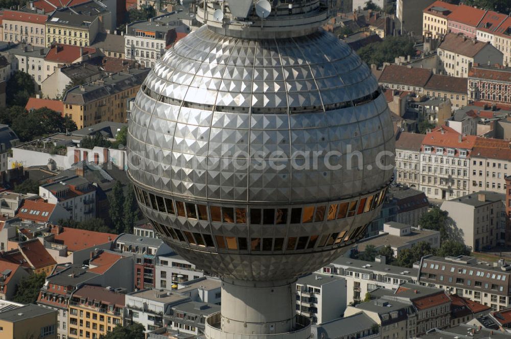 Berlin from above - Deutschlands höchstes Bauwerk wird 40 - Berliner Fernsehturm - Blick auf die Fernsehturmkugel im Zentrum der deutschen Hauptstadt. Der Berliner Fernsehturm ist mit 368 Meter das höchste Bauwerk Deutschlands und das vierthöchste nicht abgespannte Bauwerk Europas. Er wurde im historischen Zentrum Berlins im Ortsteil Mitte (Bezirk Mitte) direkt neben der mittelalterlichen Marienkirche in Nachbarschaft zum Roten Rathaus und unmittelbar westlich des Alexanderplatzes errichtet. Betreiber und Eigentümer der Anlage ist die Deutsche Funkturm GmbH (DFMG), ein Tochterunternehmen der Deutschen Telekom AG.