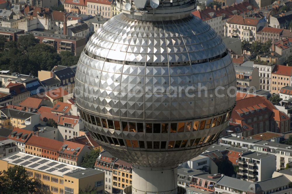 Aerial photograph Berlin - Deutschlands höchstes Bauwerk wird 40 - Berliner Fernsehturm - Blick auf die Fernsehturmkugel im Zentrum der deutschen Hauptstadt. Der Berliner Fernsehturm ist mit 368 Meter das höchste Bauwerk Deutschlands und das vierthöchste nicht abgespannte Bauwerk Europas. Er wurde im historischen Zentrum Berlins im Ortsteil Mitte (Bezirk Mitte) direkt neben der mittelalterlichen Marienkirche in Nachbarschaft zum Roten Rathaus und unmittelbar westlich des Alexanderplatzes errichtet. Betreiber und Eigentümer der Anlage ist die Deutsche Funkturm GmbH (DFMG), ein Tochterunternehmen der Deutschen Telekom AG.