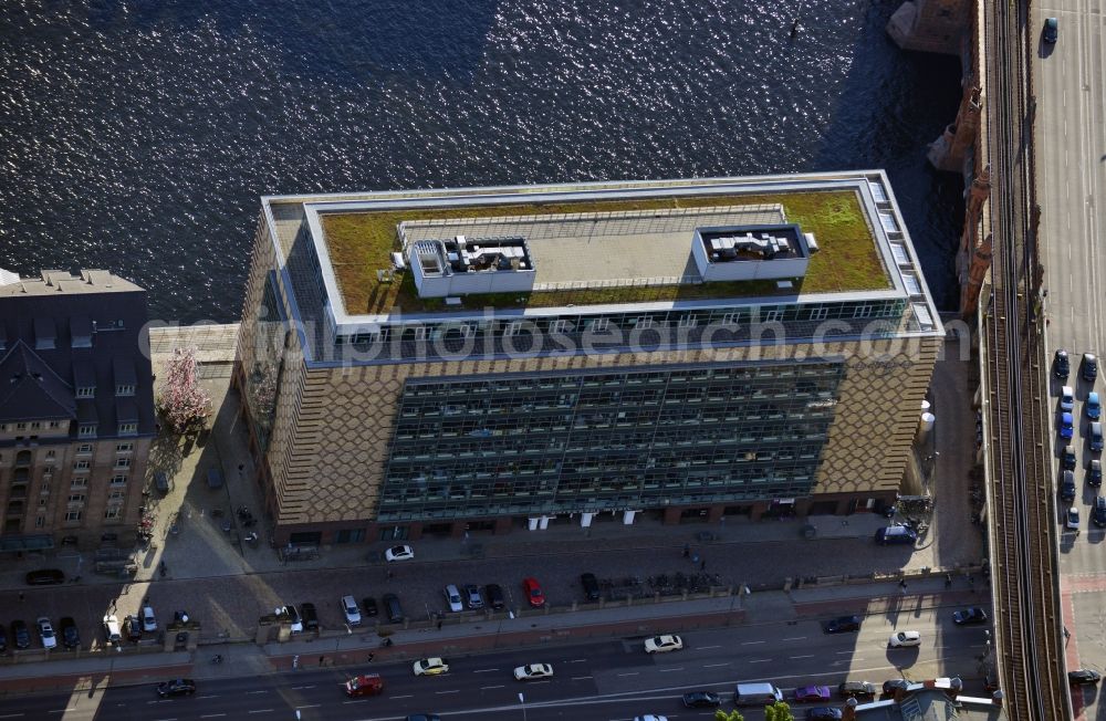 Aerial photograph Berlin - The former cold-storage at Berlin's east harbour. The building was designed by Oskar Pusch and opened in 1929. After a renovation the headquarters of Universal Music Germany was established in July 2002