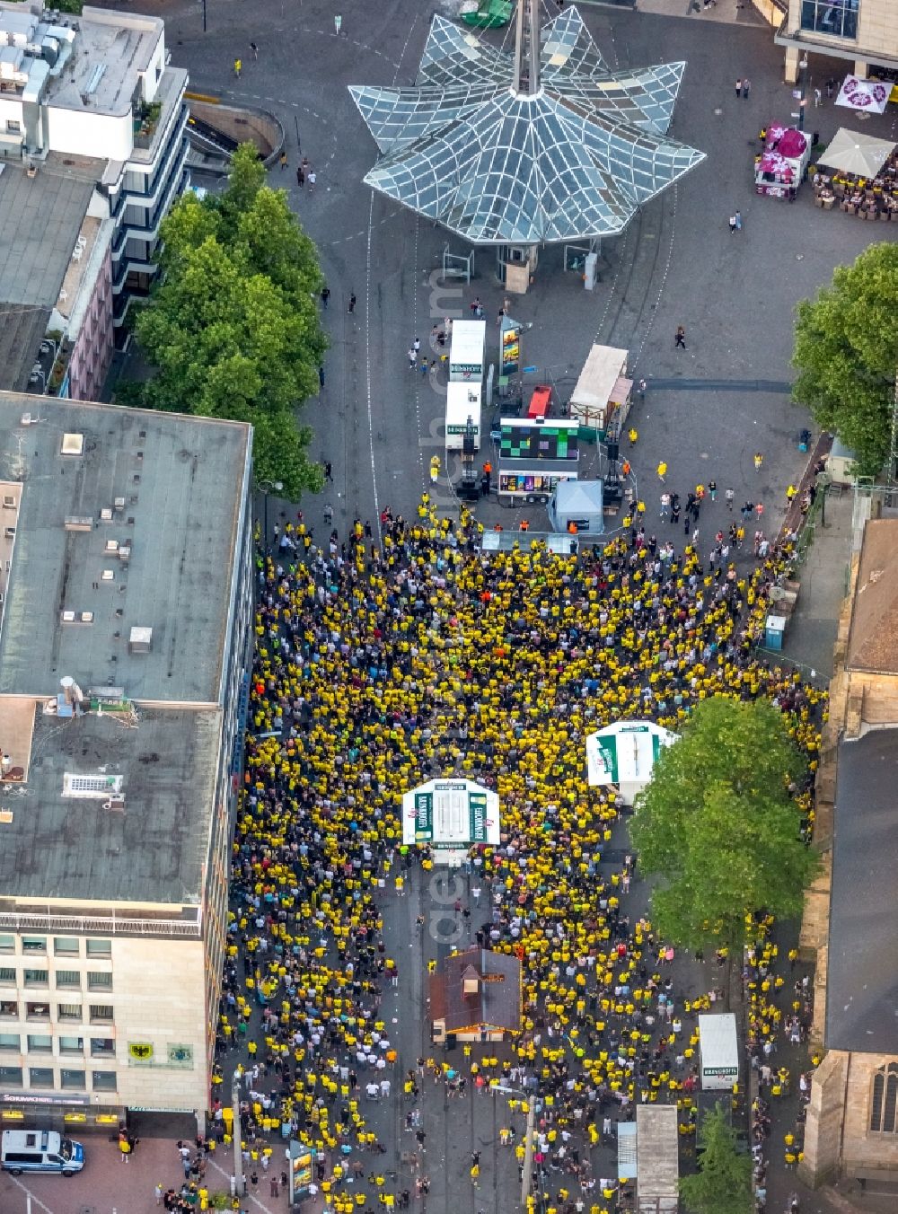 Dortmund from the bird's eye view: BVB Borussia Football Fans at the Reinoldi church for public viewing in Dortmund in the state North Rhine-Westphalia, Germany