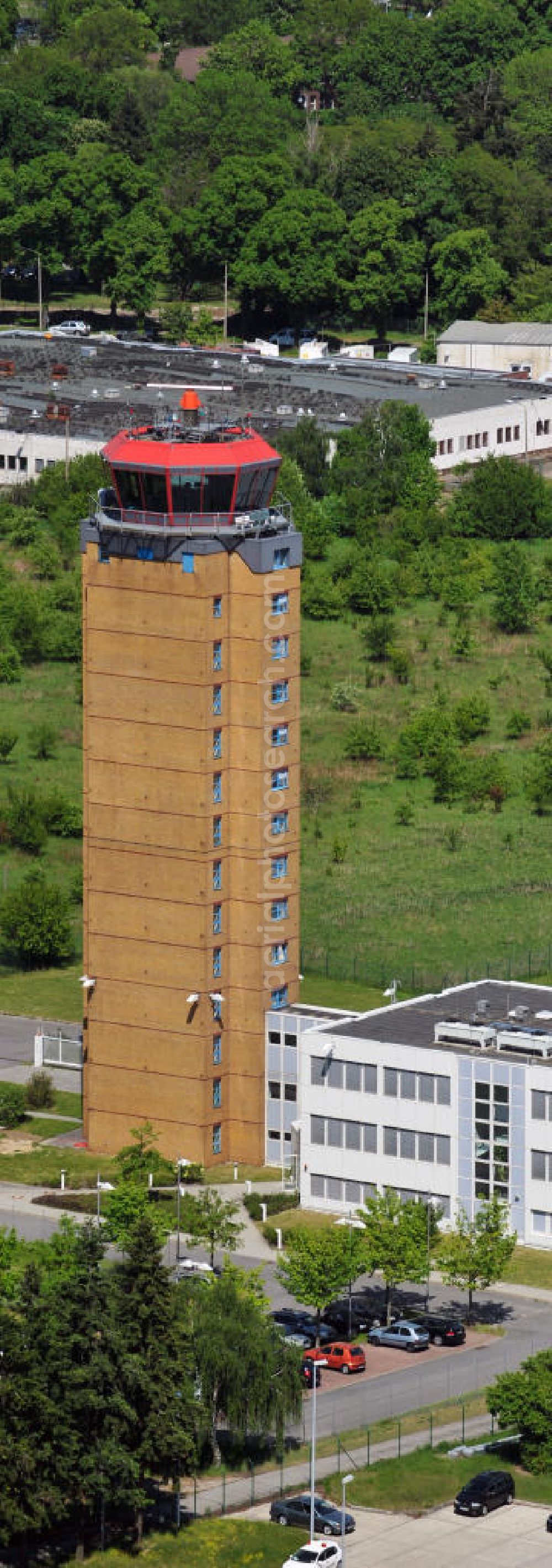 Aerial photograph Schönefeld - Der alte Tower / Kontrollturm der Deutschen Flugsicherung DFS auf dem Flughafen Berlin-Schönefeld. The old control tower of the German Air Navigation Services / air traffic control at Schoenfeld Airport.