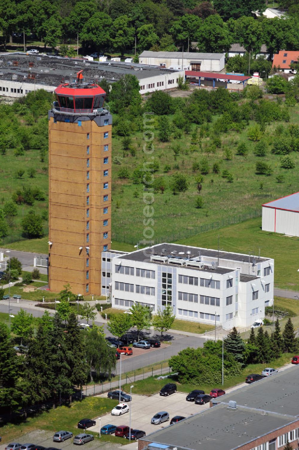 Schönefeld from above - Der alte Tower / Kontrollturm der Deutschen Flugsicherung DFS auf dem Flughafen Berlin-Schönefeld. The old control tower of the German Air Navigation Services / air traffic control at Schoenfeld Airport.