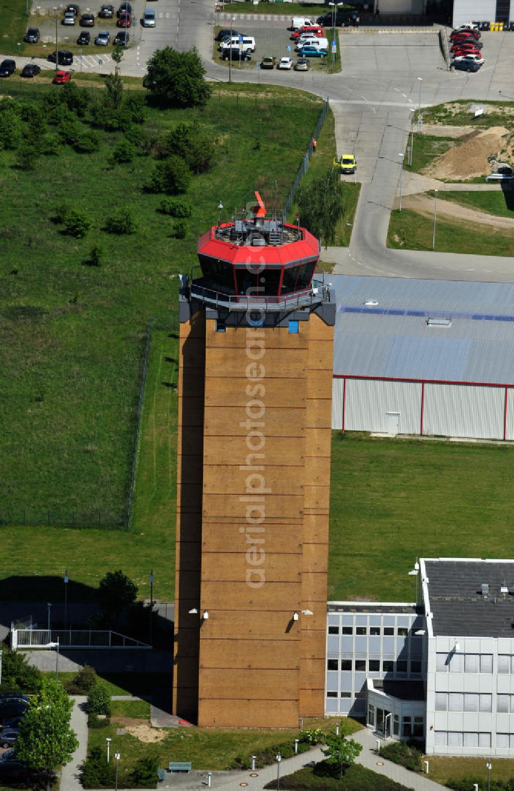 Aerial image Schönefeld - Der alte Tower / Kontrollturm der Deutschen Flugsicherung DFS auf dem Flughafen Berlin-Schönefeld. The old control tower of the German Air Navigation Services / air traffic control at Schoenfeld Airport.