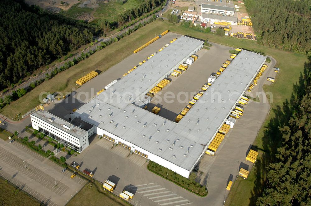 Neustrelitz from the bird's eye view: Blick auf das DHL Zentrum der Deutschen Post AG. Kontakt: Deutsche Post AG NL Produktion, NL Produktion Express, Bürgerseeweg 27, 17235 Neustrelitz Tel. +49(0)3981 279-0, Fax +49(0)3981 279-459