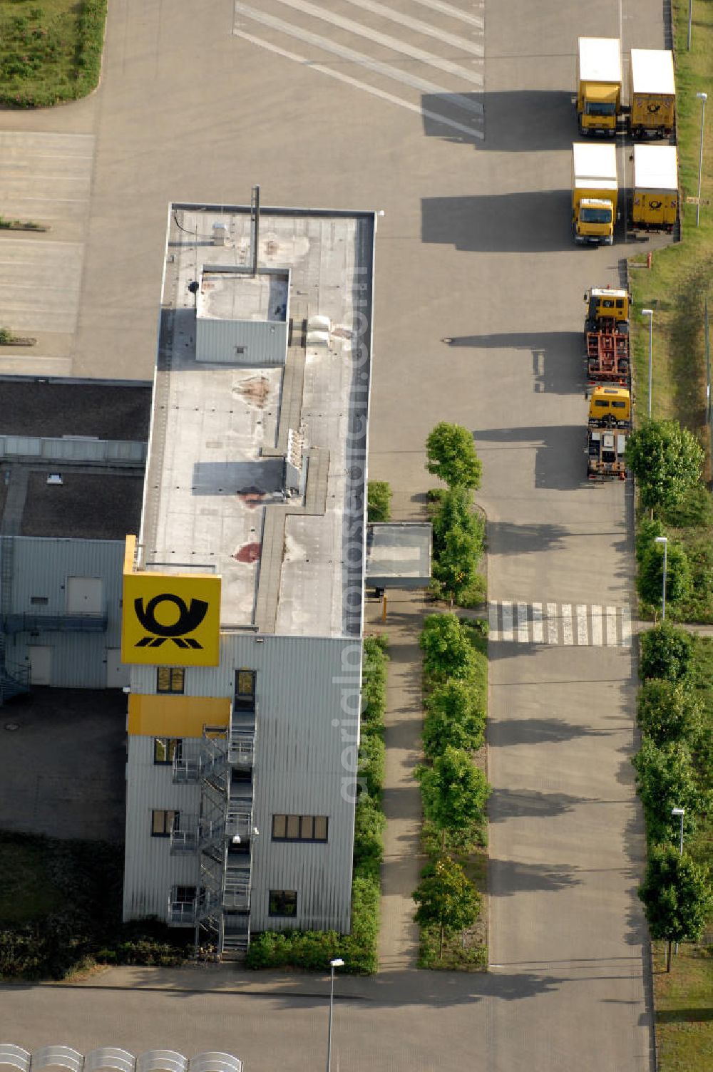 Aerial photograph Neustrelitz - Blick auf das DHL Zentrum der Deutschen Post AG. Kontakt: Deutsche Post AG NL Produktion, NL Produktion Express, Bürgerseeweg 27, 17235 Neustrelitz Tel. +49(0)3981 279-0, Fax +49(0)3981 279-459