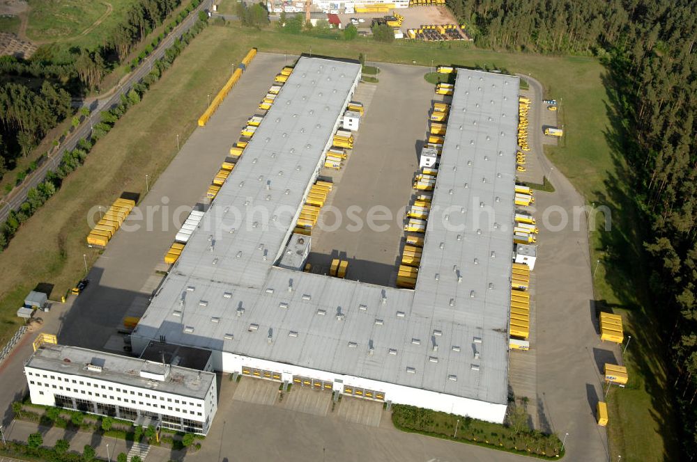 Neustrelitz from the bird's eye view: Blick auf das DHL Zentrum der Deutschen Post AG. Kontakt: Deutsche Post AG NL Produktion, NL Produktion Express, Bürgerseeweg 27, 17235 Neustrelitz Tel. +49(0)3981 279-0, Fax +49(0)3981 279-459