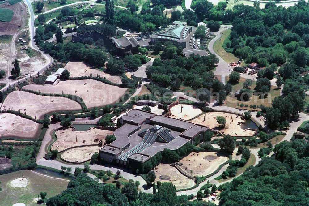 Aerial photograph Berlin - The pachyderm house and the Alfred-Brehm-Haus are the two major topics houses in Tierpark Berlin in Berlin-Lichtenberg. While the pachyderm house is primarily reserved for the elephants and rhinos, the traditional Alfred-Brehm-Haus is a tropical house with rare tropical birds and big cats