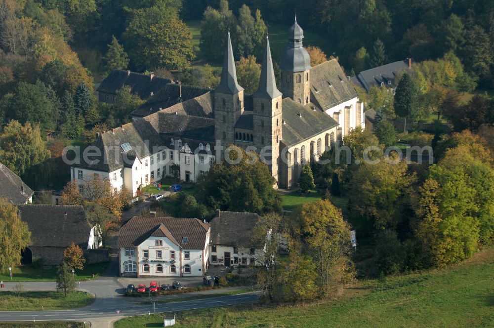 Marienmünster from above - Blick auf die Abtei Marienmünster. Das ehemalige Benediktinerkloster liegt in Nordrhein-Westfahlen. Erbaut wurde es 1127 bis 1128 durch Graf Widekind I. von Schwalenberg. Im Jahr 1803 wurde das Kloster aufgelöst, doch seit 1965 leben dort die Passionisten. Während des 30jährigen Krieges wurde das Kloster weitgehend zerstört, doch im Jahr 1661 wieder Aufgebaut, mehrere Umbauten führten dazu, dass das Gebäude sowohl romanische, barocke als auch gotische Elemente besitzt. Seit 2006 sorgt eine Stiftung dafür, dass das Gebäude aufwendig restauriert wird. Kontakt: Stadt Marienmünster, Schulstraße 1, 37696 Marienmünster, Tel. 05276/9898-0, info@marienmuenster.de