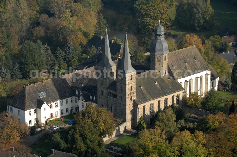 Aerial image Marienmünster - Blick auf die Abtei Marienmünster. Das ehemalige Benediktinerkloster liegt in Nordrhein-Westfahlen. Erbaut wurde es 1127 bis 1128 durch Graf Widekind I. von Schwalenberg. Im Jahr 1803 wurde das Kloster aufgelöst, doch seit 1965 leben dort die Passionisten. Während des 30jährigen Krieges wurde das Kloster weitgehend zerstört, doch im Jahr 1661 wieder Aufgebaut, mehrere Umbauten führten dazu, dass das Gebäude sowohl romanische, barocke als auch gotische Elemente besitzt. Seit 2006 sorgt eine Stiftung dafür, dass das Gebäude aufwendig restauriert wird. Kontakt: Stadt Marienmünster, Schulstraße 1, 37696 Marienmünster, Tel. 05276/9898-0, info@marienmuenster.de