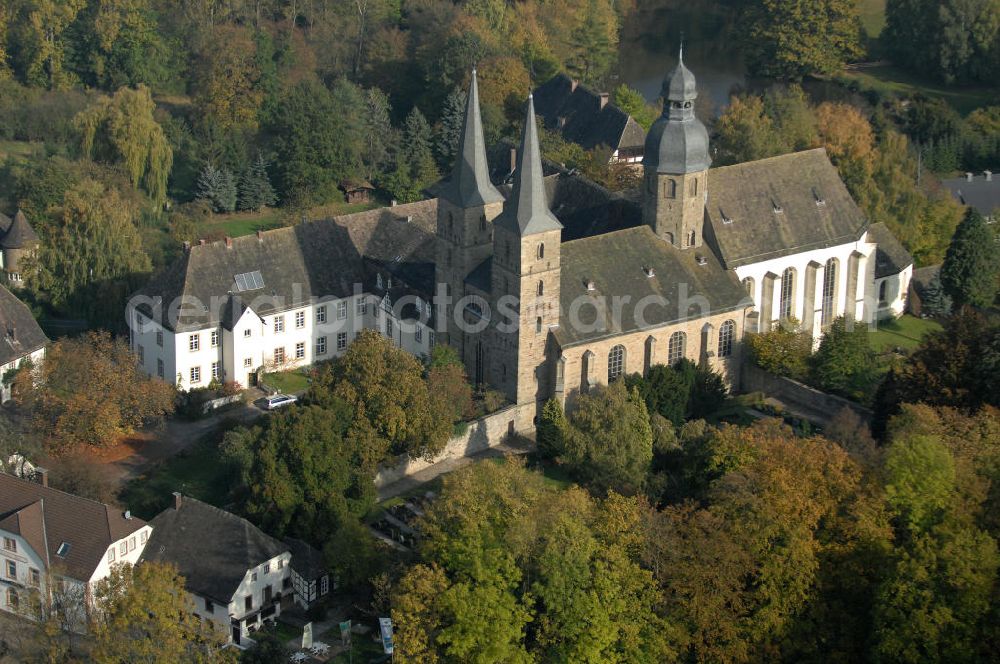 Marienmünster from above - Blick auf die Abtei Marienmünster. Das ehemalige Benediktinerkloster liegt in Nordrhein-Westfahlen. Erbaut wurde es 1127 bis 1128 durch Graf Widekind I. von Schwalenberg. Im Jahr 1803 wurde das Kloster aufgelöst, doch seit 1965 leben dort die Passionisten. Während des 30jährigen Krieges wurde das Kloster weitgehend zerstört, doch im Jahr 1661 wieder Aufgebaut, mehrere Umbauten führten dazu, dass das Gebäude sowohl romanische, barocke als auch gotische Elemente besitzt. Seit 2006 sorgt eine Stiftung dafür, dass das Gebäude aufwendig restauriert wird. Kontakt: Stadt Marienmünster, Schulstraße 1, 37696 Marienmünster, Tel. 05276/9898-0, info@marienmuenster.de