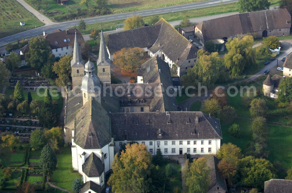 Marienmünster from above - Blick auf die Abtei Marienmünster. Das ehemalige Benediktinerkloster liegt in Nordrhein-Westfahlen. Erbaut wurde es 1127 bis 1128 durch Graf Widekind I. von Schwalenberg. Im Jahr 1803 wurde das Kloster aufgelöst, doch seit 1965 leben dort die Passionisten. Während des 30jährigen Krieges wurde das Kloster weitgehend zerstört, doch im Jahr 1661 wieder Aufgebaut, mehrere Umbauten führten dazu, dass das Gebäude sowohl romanische, barocke als auch gotische Elemente besitzt. Seit 2006 sorgt eine Stiftung dafür, dass das Gebäude aufwendig restauriert wird. Kontakt: Stadt Marienmünster, Schulstraße 1, 37696 Marienmünster, Tel. 05276/9898-0, info@marienmuenster.de