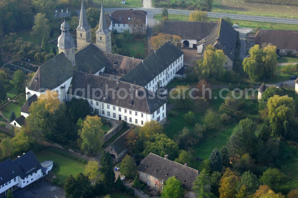 Marienmünster from the bird's eye view: Blick auf die Abtei Marienmünster. Das ehemalige Benediktinerkloster liegt in Nordrhein-Westfahlen. Erbaut wurde es 1127 bis 1128 durch Graf Widekind I. von Schwalenberg. Im Jahr 1803 wurde das Kloster aufgelöst, doch seit 1965 leben dort die Passionisten. Während des 30jährigen Krieges wurde das Kloster weitgehend zerstört, doch im Jahr 1661 wieder Aufgebaut, mehrere Umbauten führten dazu, dass das Gebäude sowohl romanische, barocke als auch gotische Elemente besitzt. Seit 2006 sorgt eine Stiftung dafür, dass das Gebäude aufwendig restauriert wird. Kontakt: Stadt Marienmünster, Schulstraße 1, 37696 Marienmünster, Tel. 05276/9898-0, info@marienmuenster.de