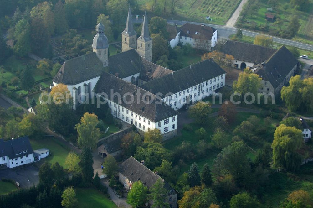 Aerial image Marienmünster - Blick auf die Abtei Marienmünster. Das ehemalige Benediktinerkloster liegt in Nordrhein-Westfahlen. Erbaut wurde es 1127 bis 1128 durch Graf Widekind I. von Schwalenberg. Im Jahr 1803 wurde das Kloster aufgelöst, doch seit 1965 leben dort die Passionisten. Während des 30jährigen Krieges wurde das Kloster weitgehend zerstört, doch im Jahr 1661 wieder Aufgebaut, mehrere Umbauten führten dazu, dass das Gebäude sowohl romanische, barocke als auch gotische Elemente besitzt. Seit 2006 sorgt eine Stiftung dafür, dass das Gebäude aufwendig restauriert wird. Kontakt: Stadt Marienmünster, Schulstraße 1, 37696 Marienmünster, Tel. 05276/9898-0, info@marienmuenster.de