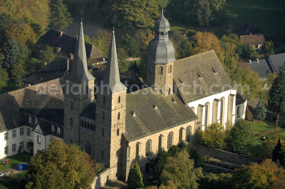 Marienmünster from above - Blick auf die Abtei Marienmünster. Das ehemalige Benediktinerkloster liegt in Nordrhein-Westfahlen. Erbaut wurde es 1127 bis 1128 durch Graf Widekind I. von Schwalenberg. Im Jahr 1803 wurde das Kloster aufgelöst, doch seit 1965 leben dort die Passionisten. Während des 30jährigen Krieges wurde das Kloster weitgehend zerstört, doch im Jahr 1661 wieder Aufgebaut, mehrere Umbauten führten dazu, dass das Gebäude sowohl romanische, barocke als auch gotische Elemente besitzt. Seit 2006 sorgt eine Stiftung dafür, dass das Gebäude aufwendig restauriert wird. Kontakt: Stadt Marienmünster, Schulstraße 1, 37696 Marienmünster, Tel. 05276/9898-0, info@marienmuenster.de