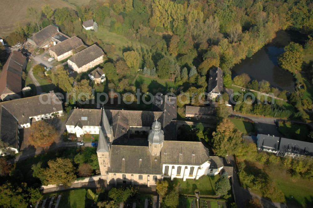 Marienmünster from above - Blick auf die Abtei Marienmünster. Das ehemalige Benediktinerkloster liegt in Nordrhein-Westfahlen. Erbaut wurde es 1127 bis 1128 durch Graf Widekind I. von Schwalenberg. Im Jahr 1803 wurde das Kloster aufgelöst, doch seit 1965 leben dort die Passionisten. Während des 30jährigen Krieges wurde das Kloster weitgehend zerstört, doch im Jahr 1661 wieder Aufgebaut, mehrere Umbauten führten dazu, dass das Gebäude sowohl romanische, barocke als auch gotische Elemente besitzt. Seit 2006 sorgt eine Stiftung dafür, dass das Gebäude aufwendig restauriert wird. Kontakt: Stadt Marienmünster, Schulstraße 1, 37696 Marienmünster, Tel. 05276/9898-0, info@marienmuenster.de