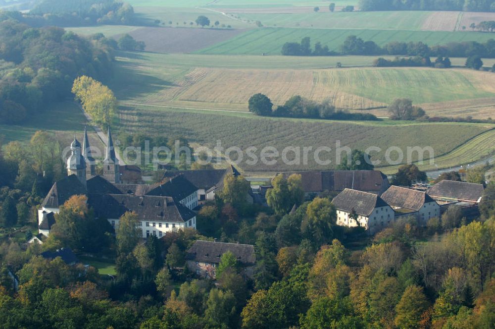 Aerial image Marienmünster - Blick auf die Abtei Marienmünster. Das ehemalige Benediktinerkloster liegt in Nordrhein-Westfahlen. Erbaut wurde es 1127 bis 1128 durch Graf Widekind I. von Schwalenberg. Im Jahr 1803 wurde das Kloster aufgelöst, doch seit 1965 leben dort die Passionisten. Während des 30jährigen Krieges wurde das Kloster weitgehend zerstört, doch im Jahr 1661 wieder Aufgebaut, mehrere Umbauten führten dazu, dass das Gebäude sowohl romanische, barocke als auch gotische Elemente besitzt. Seit 2006 sorgt eine Stiftung dafür, dass das Gebäude aufwendig restauriert wird. Kontakt: Stadt Marienmünster, Schulstraße 1, 37696 Marienmünster, Tel. 05276/9898-0, info@marienmuenster.de