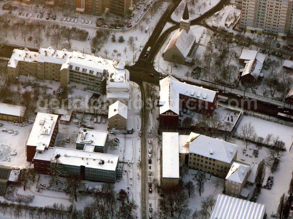 Aerial image Berlin - Lichtenberg - ; Winterstimmung in der Alfred-Kowalke-Strasse. Links im Bild ist das verschneite Institut für Zoo- und Wildtierforschung IZW in der Alfred-Kowalke-Strasse 28 und rechts die Alfred-Kowalke-Strasse 30, 10315 Berlin.