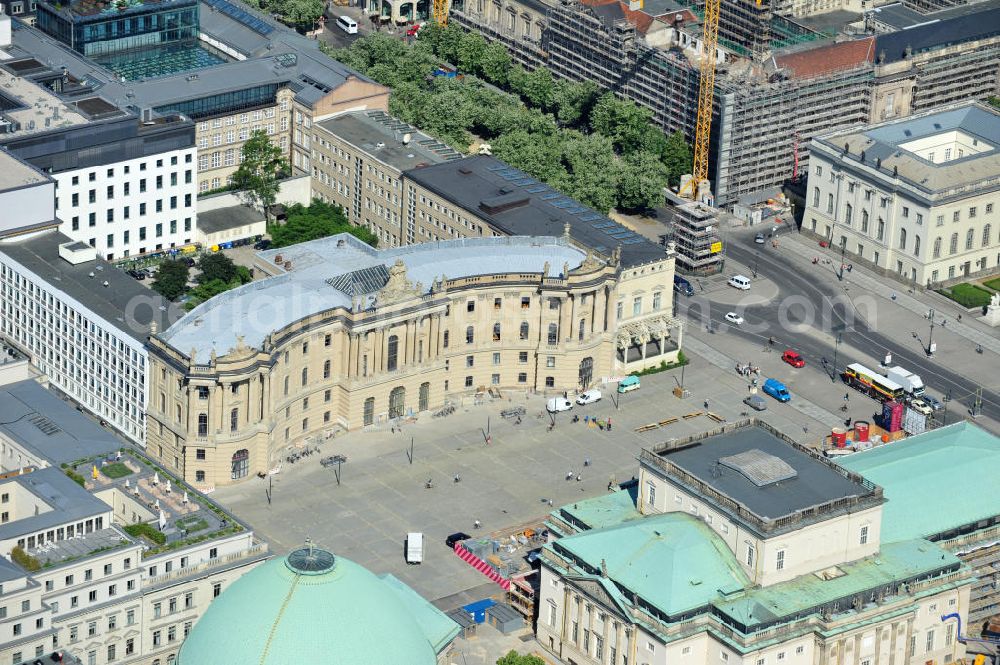 Aerial image Berlin - Die Alte Bibliothek an der Straße Unter den Linden in Berlin-Mitte. Sie befindet sich auf der Westseite des angrenzenden Bebelplatzes. Aufgrund ihrer geschwungenen Form wird die Alte Bibliothek seither im Berliner Volksmund als „Kommode bezeichnet. The old library at the street Unter den Linden in Berlin-Mitte. It is located at the west side of the place Bebelplatz. Because of tis shape its also called Kommode .