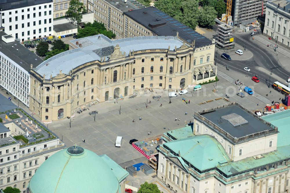 Aerial photograph Berlin - Die Alte Bibliothek an der Straße Unter den Linden in Berlin-Mitte. Sie befindet sich auf der Westseite des angrenzenden Bebelplatzes. Aufgrund ihrer geschwungenen Form wird die Alte Bibliothek seither im Berliner Volksmund als „Kommode bezeichnet. The old library at the street Unter den Linden in Berlin-Mitte. It is located at the west side of the place Bebelplatz. Because of tis shape its also called Kommode .