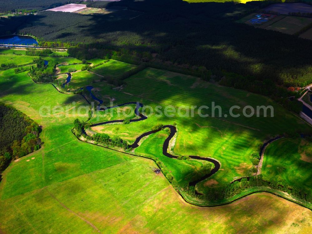 Grabow from the bird's eye view: The old arm of the river Elde near Grabow in the district of Ludwigslust-Parchim in the state of Mecklenburg-Vorpommern. The creek part of the river runs through the landscape in curves and bends. On its riverbank there are meadows and fields