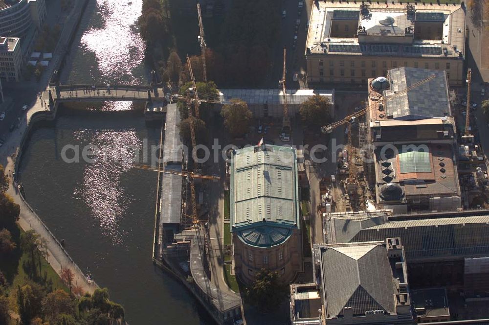 Berlin from above - Die Alte Nationalgalerie auf der Museumsinsel. Ausserdem erkennt man auf dem Bild die Spree mit Brücke, das Neue Museum und das Pergamonmuseum mit Baustelle (Abdichtung für Drahtglasdach). Kontakt: Alte Nationalgalerie, Bodestr. 1-3, 10178 Berlin; Tel.: 030/ 20905801