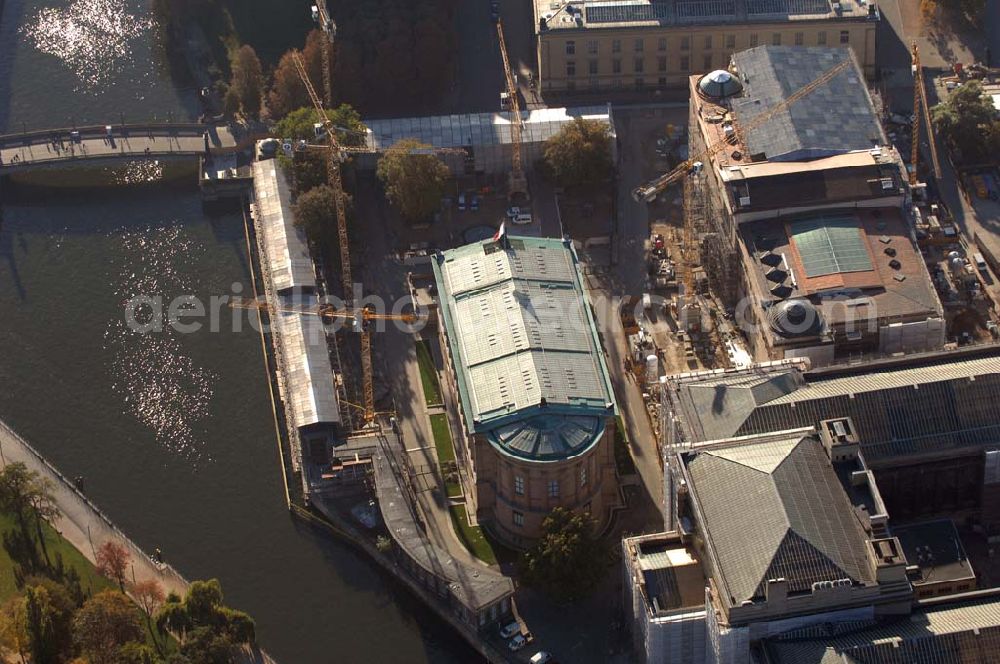 Berlin from the bird's eye view: Die Alte Nationalgalerie auf der Museumsinsel. Ausserdem erkennt man auf dem Bild die Spree mit Brücke, das Neue Museum und das Pergamonmuseum mit Baustelle (Abdichtung für Drahtglasdach). Kontakt: Alte Nationalgalerie, Bodestr. 1-3, 10178 Berlin; Tel.: 030/ 20905801