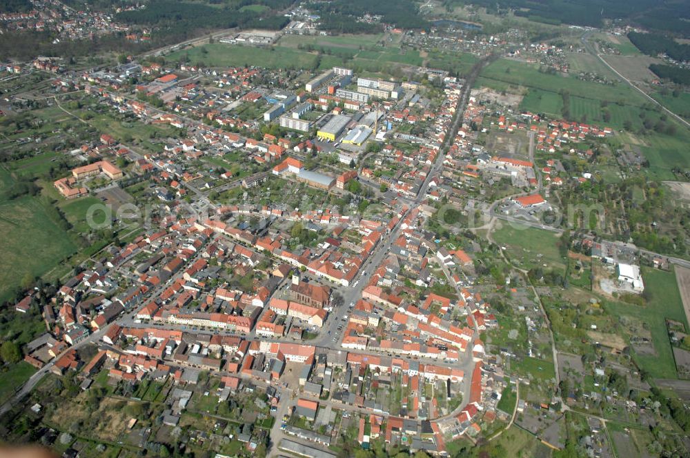 Beelitz from above - Blick auf die Altstadt. Sie hat einen mittelalterlichen Grundriss und ist komplettt denkmalgeschütz. Einige Gebäude stehen noch zusätzlich unter Denkmalschutz: Die alte Posthalterei, die Beelitzer Kirche und der 40 m hohe Wasserturm. Gegründet wurde die Stadt um 997. Kontakt: Beelitz, Herr Thomas Wardin, Berliner Straße 202, 14547 Beelitz, Tel. (033204) 3910,