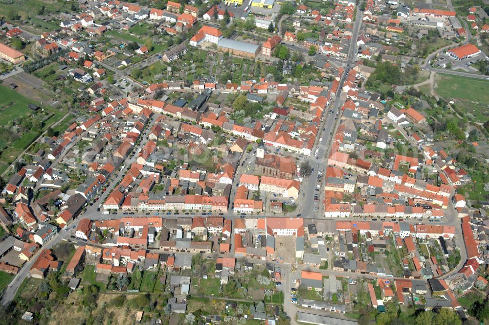 Beelitz from the bird's eye view: Blick auf die Altstadt. Sie hat einen mittelalterlichen Grundriss und ist komplettt denkmalgeschütz. Einige Gebäude stehen noch zusätzlich unter Denkmalschutz: Die alte Posthalterei, die Beelitzer Kirche und der 40 m hohe Wasserturm. Gegründet wurde die Stadt um 997. Kontakt: Beelitz, Herr Thomas Wardin, Berliner Straße 202, 14547 Beelitz, Tel. (033204) 3910,