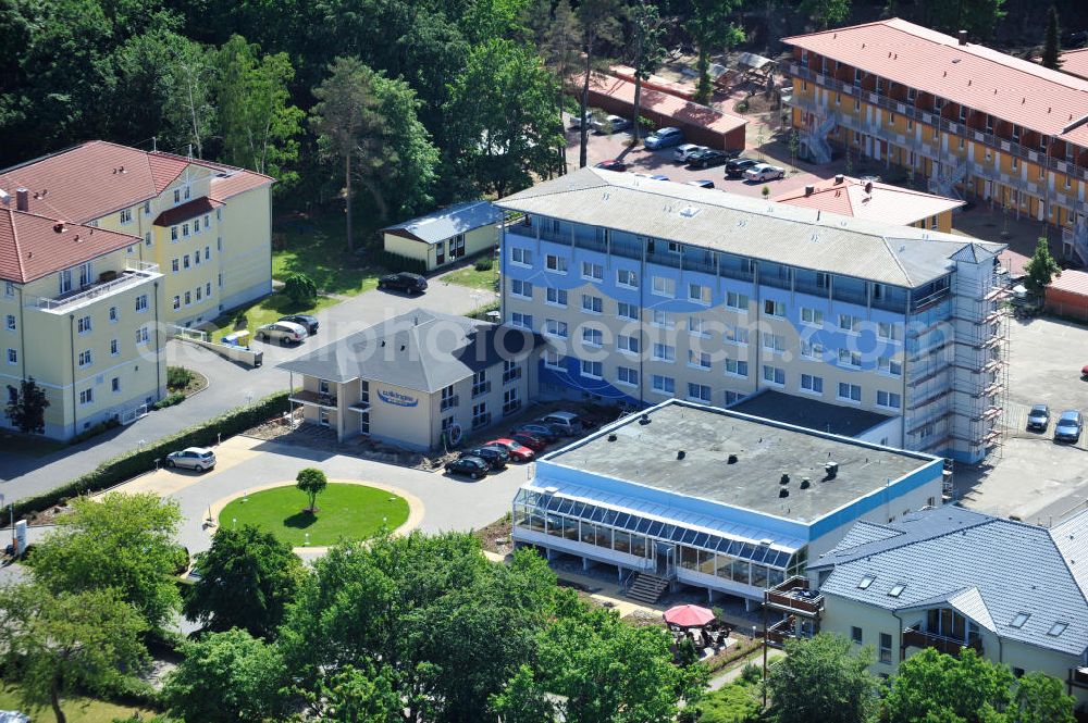 Zempin from the bird's eye view: Blick auf die Anlage des Hotel Wikinger mit dem Parkplatz, dem Hauptgebude und dem Anbau des Restaurants Walhall. Links daneben befindet sich das Pflegeheim Seebad und im Hintergrund die Ferienwohnungsanlage Ostseepark. View at the area of the Wikinger hotel with the parking lot, the main building, and the restaurant Walhall. On the left is the nursing home Seebad, and in the background is the holiday flat complex Ostseepark located.